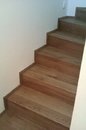 obklad schodů dřevěnou podlahou, barevný olej č. 102
