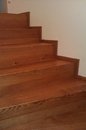 obklad schodů dřevěnou podlahou, barevný olej č. 106